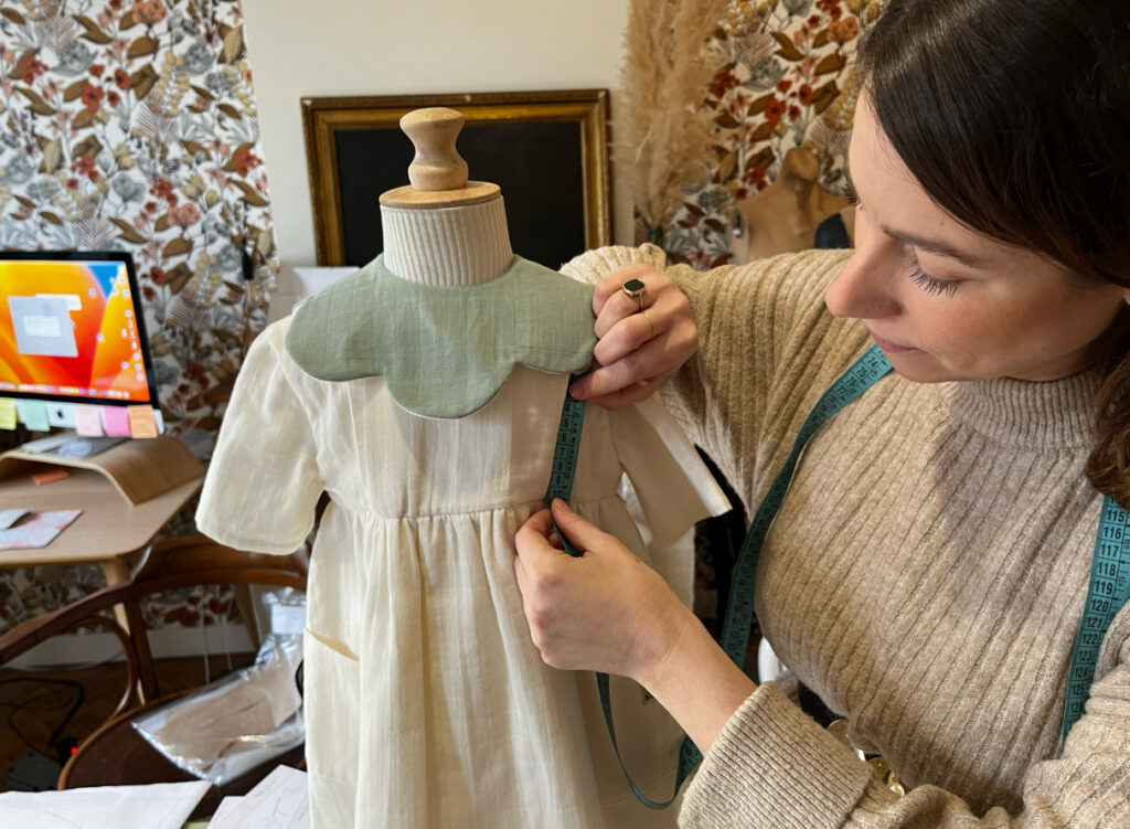 Aurélie Clément en pleine création de vêtements pour enfants